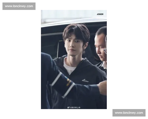 陈哲远泰国见面会 C 位登场,与高层合影尽显国际巨星风范 陈哲远泰国见面会 C 位登场,与高层合影尽显国际巨星风范