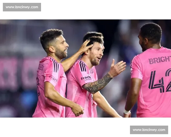 温情重逢!梅西通道内拥抱恩里克 巴黎老友跨越胜负的足坛情谊 温情重逢!梅西通道内拥抱恩里克 巴黎老友跨越胜负的足坛情谊